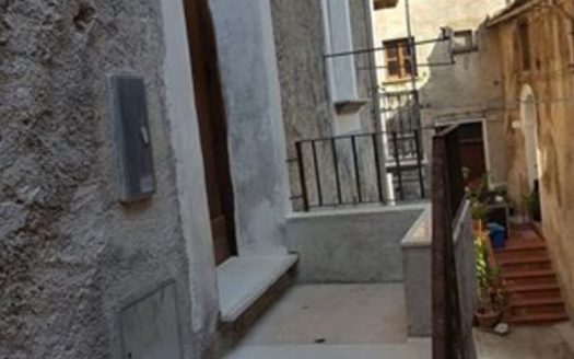 Vendesi o affittasi appartamento ammobiliato