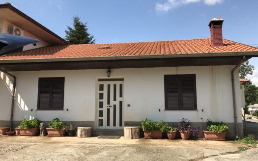 Casa autonoma con terreno e garage