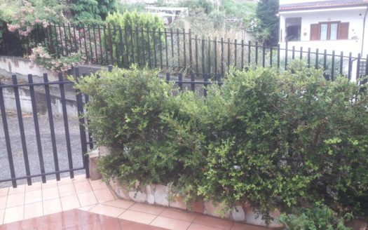 APPARTAMENTO CON GARAGE E GIARDINO