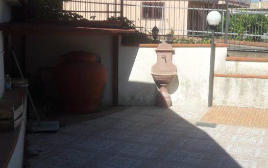 APPARTAMENTO CON TAVERNETTA E GIARDINO