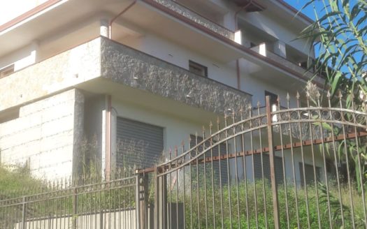 STRUTTURA IDEALE PER USO ABITATIVO O COMMERCIALE