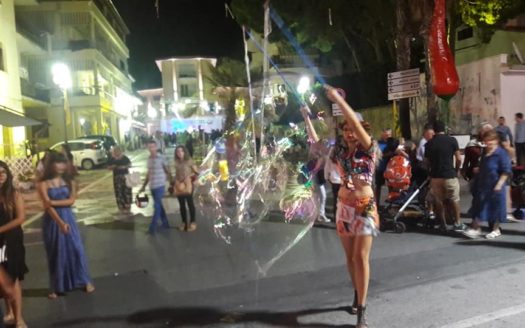 Nevis e Asya I Maghi Delle Feste.