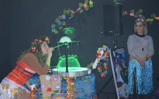 Nevis e Asya I Maghi Delle Feste.