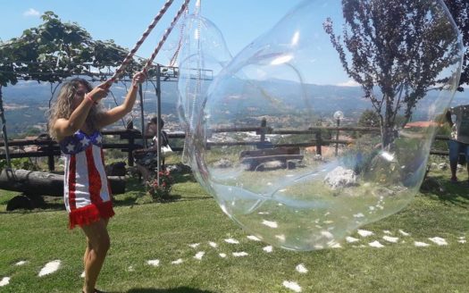 Nevis e Asya I Maghi Delle Feste.