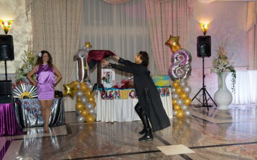 Nevis e Asya I Maghi Delle Feste.