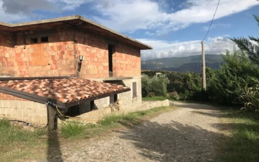 Vendesi Casa più terreno a Lattarico