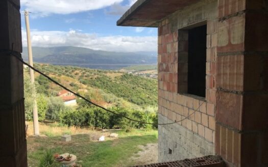 Vendesi Casa più terreno a Lattarico