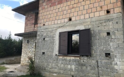 Vendesi Casa più terreno a Lattarico