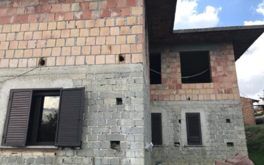 Vendesi Casa più terreno a Lattarico