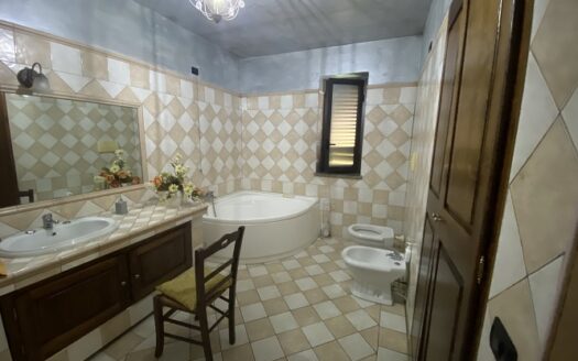 Vendesi Casa più terreno a Lattarico