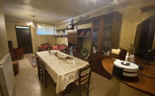 Vendesi Casa più terreno a Lattarico