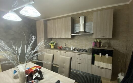 Vendesi Casa più terreno a Lattarico